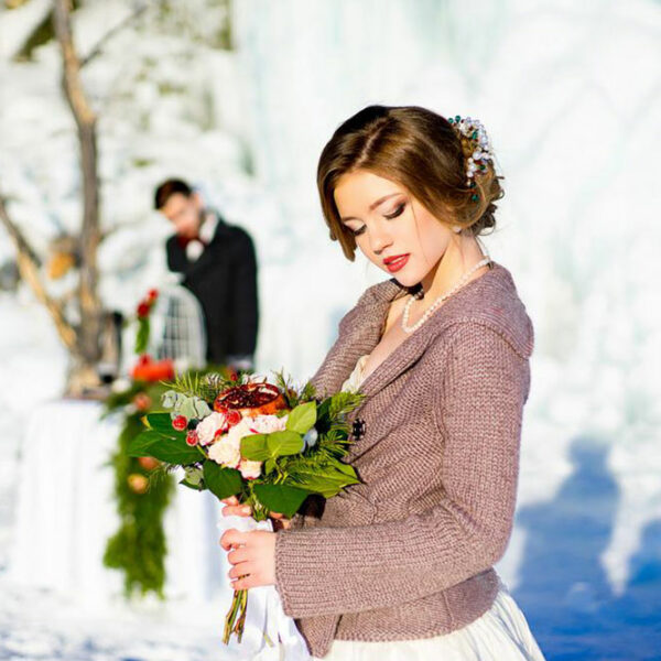 How to make a natural Christmas flower arrangement